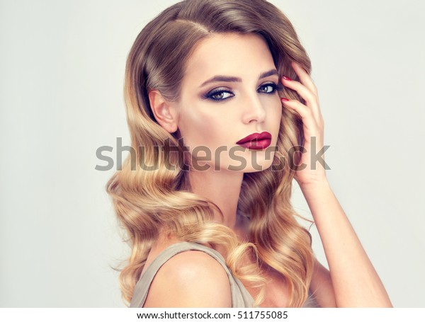 Schones Madchen Mit Langwelligen Haaren Blonde Stockfoto Jetzt Bearbeiten