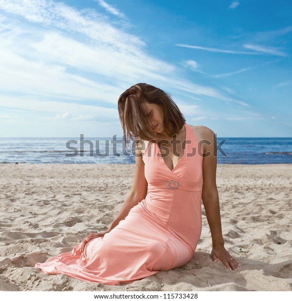 Foto De Stock Sobre Beautiful Girl Pink Dress On Seacoast Editar Ahora 115733428