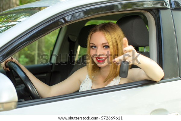 Beautiful girl sells\
car, offers you the\
keys