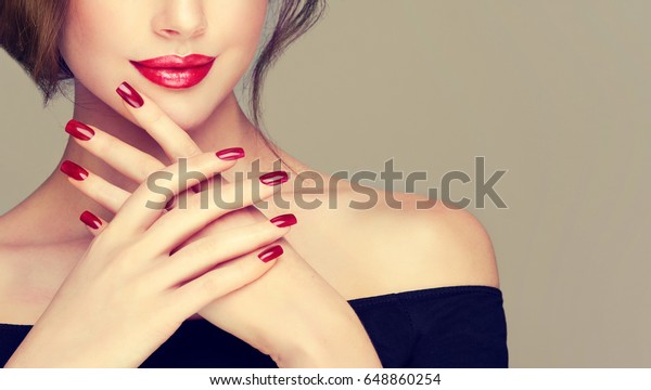 赤いマニキュアの爪を見せた美しい女の子 化粧と化粧 の写真素材 今すぐ編集