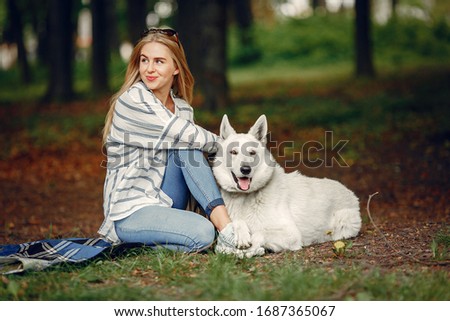 Foto Bild Glücklicher lächelnder Hund mit seinem hübschen jungen Besitzer