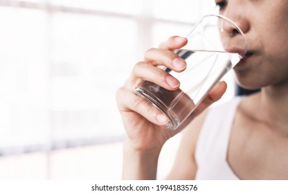 Beautiful Girls Drink Water For Good Health, Such As Helping To Digest Food. Makes The Heart Work Better, Stimulates The Digestive System, Etc.