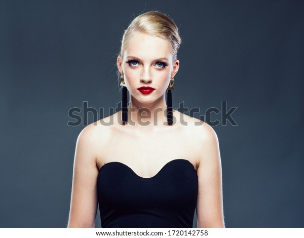 美しいグラマー女性の金髪のブロンド ヘア クラシックな髪型の赤い口紅の黒いドレス イヤリング の写真素材 今すぐ編集