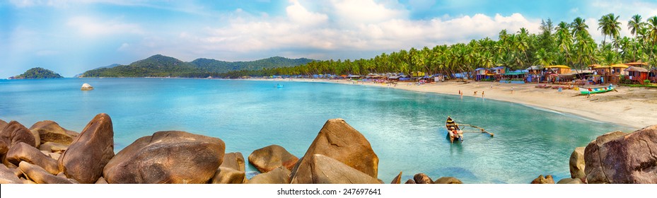 Красивый пляж провинции Гоа в Индии с рыбацкими лодками и камнями в море