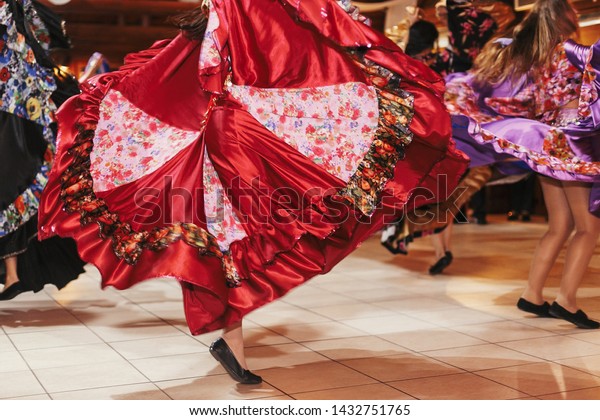 Egen niece skulder Beautiful Gypsy Girls Dancing Traditional Colorful Stock-foto (rediger nu)  1432751765
