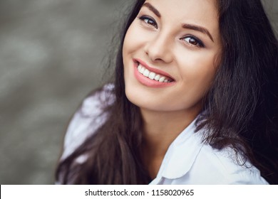 https://image.shutterstock.com/image-photo/beautiful-happy-brunette-woman-smiling-260nw-1158020965.jpg