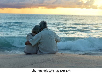 Красивая счастливая пожилая пара отдыха на тропическом курорте, вид сзади