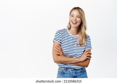 Schönes glückliches Mädchen lacht und lächelt. Moderne skandinavische Frau, die sich auf weißem Hintergrund stellt und glücklich aussieht, mit Sommerkleidung