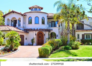 Beautiful homes and estates in the Santa Monica City, California.