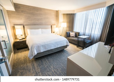 Bilder Stockfoton Och Vektorer Med Luxury Bed Hotel