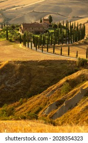 Beautiful Idyllic Sunny Late Summer Landscape Of Toscana With House, Hills, Trees And Fields. Evening Or Morning In Italy. Vacation, Recreation Mood. Agricultural Fields Of Tuscany 2021.08.18 Italy