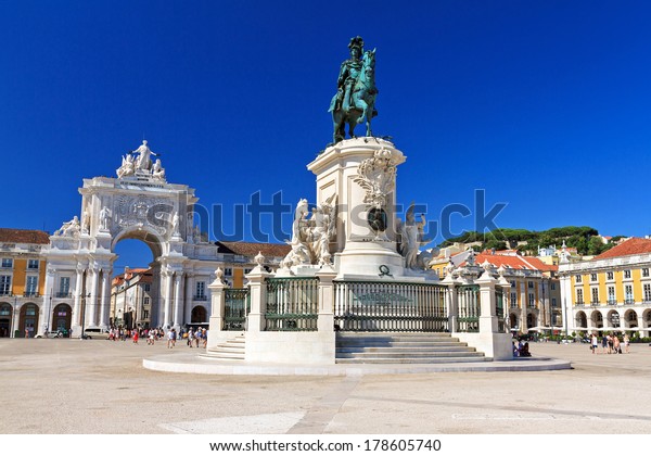ポルトガル リスボンの商業広場にあるホセ王の門と像の美しい画像 の写真素材 今すぐ編集