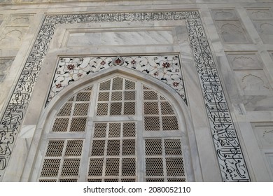 BEAUTIFUL INDIAN ARCHITECTURE. FLOWERS GEMSTONE INLAY AT THE GATE OF TAJ MAHAL, AGRA, INDIA.