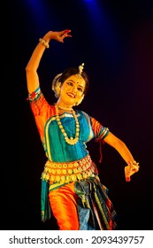 Beautiful Indian Girl Dancer Posture Indian Stock Photo 2093439757 ...