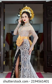 Beautiful Indonesian Woman Wearing Kebaya Kebaya Stock Photo 2194561401