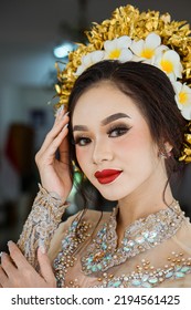 Beautiful Indonesian Woman Wearing Kebaya Kebaya Stock Photo 2194561425