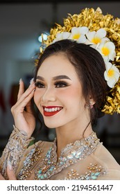 Beautiful Indonesian Woman Wearing Kebaya Kebaya Stock Photo 2194561447