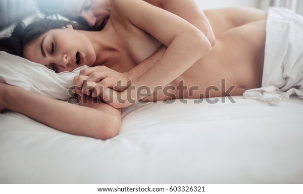寝室で恋をする美しい親密なカップル ベッドでセックスをする若い夫婦 の写真素材 今すぐ編集