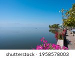 Beautiful lake of Phayao with blue sky at Phayao, Thailand. (Publie Domain.)