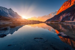Peisaj Frumos, Cu Munți înalți, Cu Vârfuri Iluminate, Pietre în Lac De Munte, Reflecție, Cer Albastru și Lumina Soarelui Galben La Răsărit. - Nepal. Scena Uimitoare Cu Munții Himalaya. Himalaya