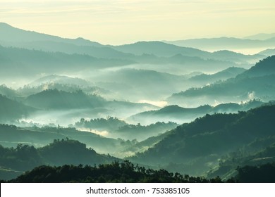 Красивый пейзаж горного слоя утром луч солнца и зимний туман в Doi Hua Mae Kham, Mae Salong Nai, Chiangrai, Таиланд