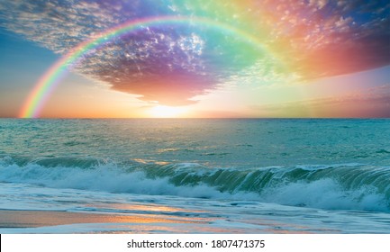 Schöne Landschaft mit türkisblauem Meer, Regenbogen bei Sonnenuntergang über dem Meer