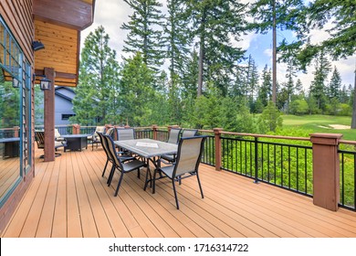 Hermosa cabaña con grandes terrazas de madera y sillas con mesa con vistas al campo de golf.