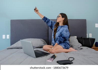 Latina Macht Es Sich Auf Der Arbeit Latina Macht Es Sich Auf Der Arbeit