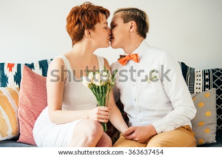 musta ja valkoinen lesbo suudella