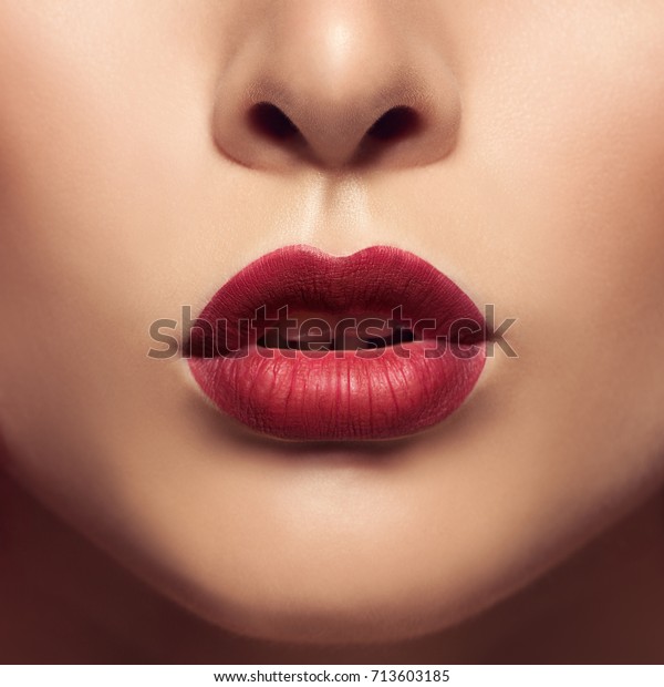 Schone Lippen Nahaufnahme Rotmatte Lippenstift Stockfoto Jetzt Bearbeiten