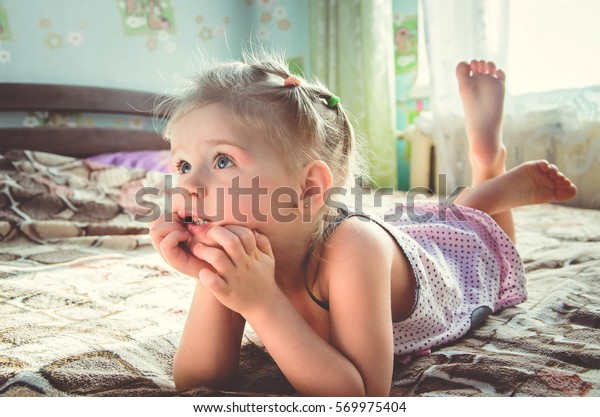 Beautiful Little Girl Lying On Bed Stockfoto Jetzt