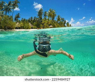  Hermosa isla tropical maldivas - un niño respira bajo el agua.