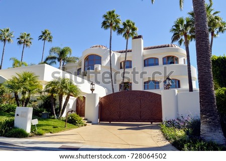  Beautiful mansion in an upmarket residential neighborhood of Los Angeles. Pacific Palisades, CA.