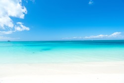 Krásný Výhled Na Moře Na Karibském Pobřeží Linie S čistou Vlnovkou Surfování Oceánu Vody Na Písečné Pláži Za Slunečného Dne Jako Přírodní Pozadí S Modrou Oblohou, St John, Antigua