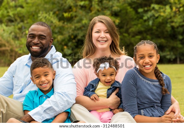 美しい混血族 バイ人種の家族 アフリカ系アメリカ人と白人系の家族 の写真素材 今すぐ編集