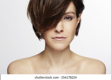 女性 後ろ姿 ショートヘア の画像 写真素材 ベクター画像 Shutterstock