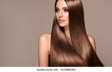 Schönes Modellmädchen mit glänzend braunem und gerade langes Haar. Keratin-Straighting. Behandlung, Pflege und Kurbehandlung. glatter Haarstil
