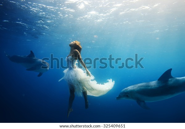 Schones Modell In Weissem Kleid Unter Stockfoto Jetzt Bearbeiten