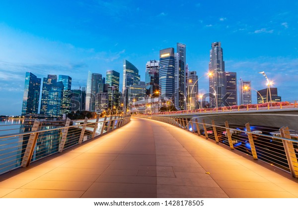 美しく現代的なシンガポールの街並み の写真素材 今すぐ編集