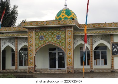 Beautiful Mosque Wall Ornaments And Modern Buildings 