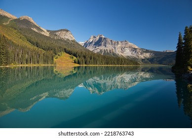 Beautiful Mountains, Blue Sky And Pine Forests Are Reflected In The Emerald Lake Water.
Emerald Lake, Yoho National Park, BC, Canada.