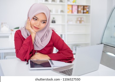 Beautiful Muslim Business Woman Working With Tablet In Cafe.