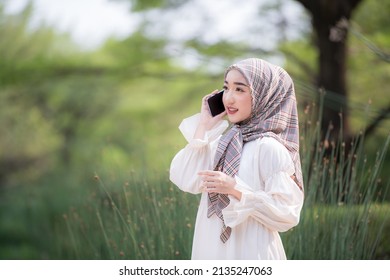 1,422 Beautiful arabian woman with mobile sitting Images, Stock Photos ...