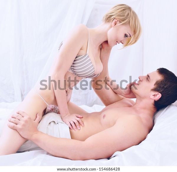 Beautiful Naked Couple Holding Kissing Bedroom Stockfoto