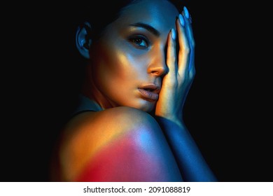 Hermosa Chica Desnuda Con Luces De Foto De Stock Shutterstock