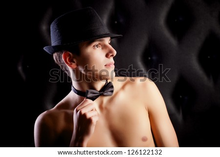 Nakes guy covered by bow galleries 906