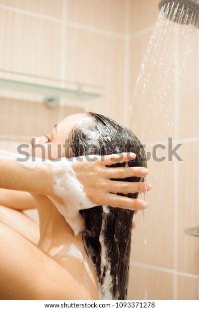 Beautiful Naked Young Woman Using Shampoo"ã�® å†™ çœŸ ç´  æ��(ä»Š ã�™ ã�� ç·¨ é›†) 1093371...