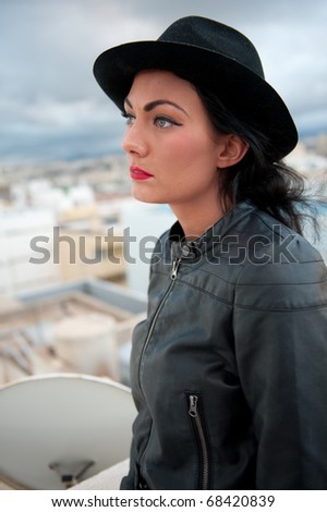 Beautiful and natural young woman wearing a hat.