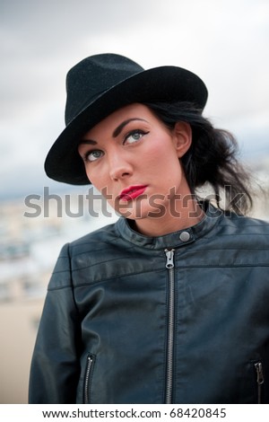 Beautiful and natural young woman wearing a hat.