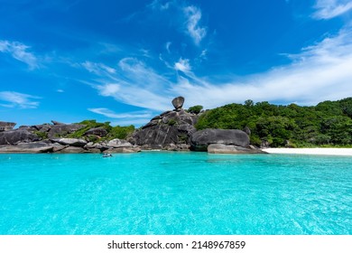 Hermosa naturaleza de las islas en los días soleados con el fondo del mar de Andaman en las islas Similan, isla número 8 en el parque nacional Similan, Phang nga Tailandia